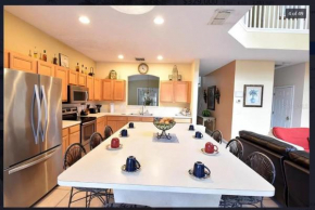 7 Bedroom, 6 bath and pool near Disney in Emerald Island 4 King Master Suites